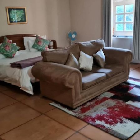 The Hertford Country Hotel Йоханесбург Екстериор снимка