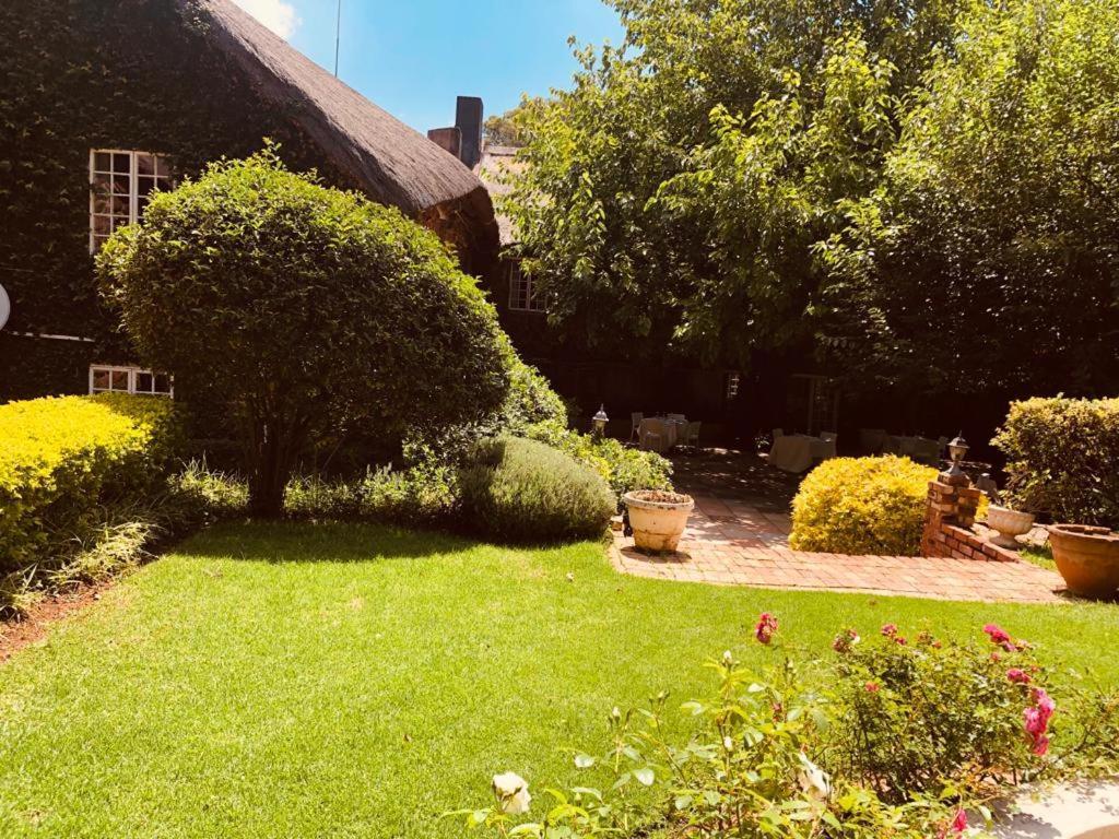 The Hertford Country Hotel Йоханесбург Екстериор снимка